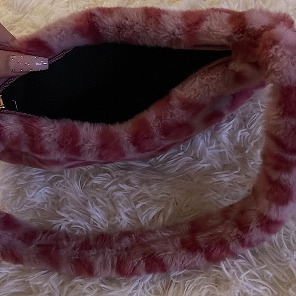 *NEW* Fuzzy Purse - Picture 3 of 3